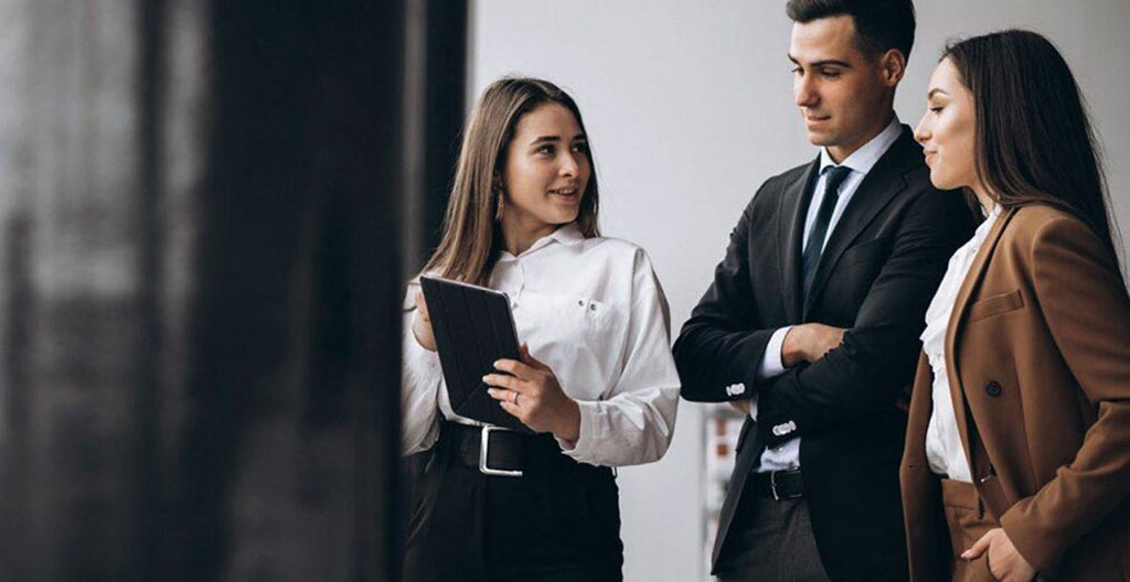 Vacancière consultant un message de confirmation de son service de conciergerie sur son balcon