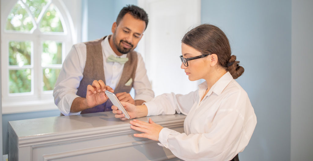 Concierge de location saisonnière partageant des recommandations locales avec des vacanciers