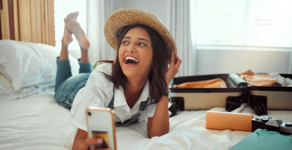 Famille de vacanciers profitant sereinement de la terrasse de leur location sur la Côte d'Azur